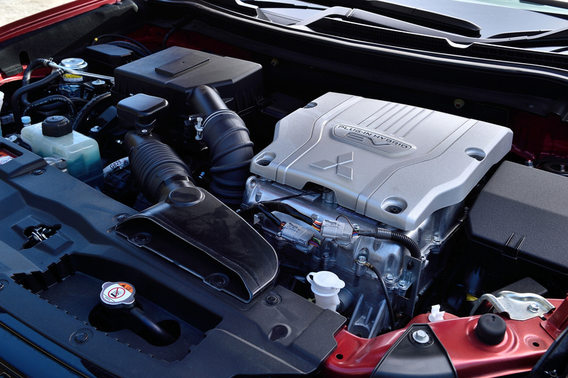 アウトランダーPHEV、エクリプス クロス PHEVが搭載する直列4気筒2.4リッターエンジンは最高出力94kW（128PS）/4500rpm、最大トルク199Nm/4500rpmを発生。モーターは、フロントが最高出力60kW（82PS）、最大トルク137Nmを発生する「S61」型、リアが最高出力70kW（95PS）、最大トルク195Nmを発生する「Y61」型が組み合わされる