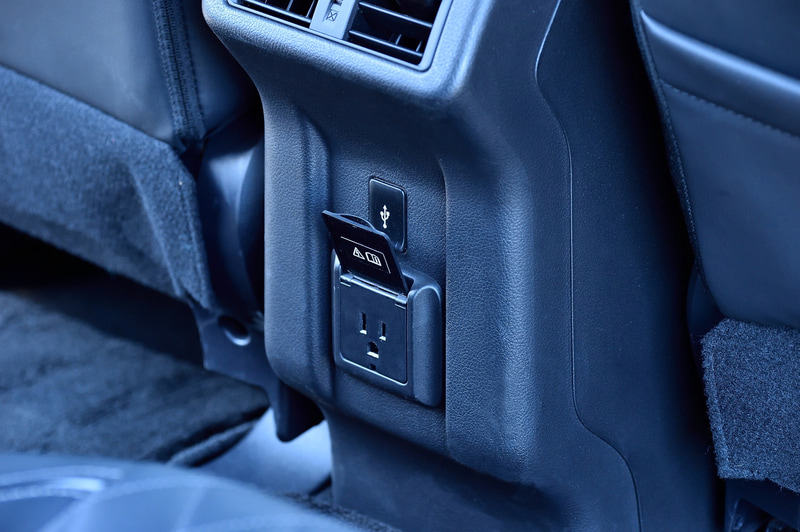 アウトランダーPHEVはコンセントがラゲッジルームのほかにフロアコンソールボックス背面にもある