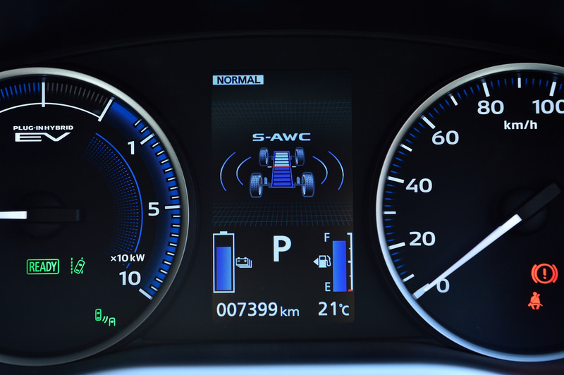 クルマの状態はメーターパネル中央に表示できる