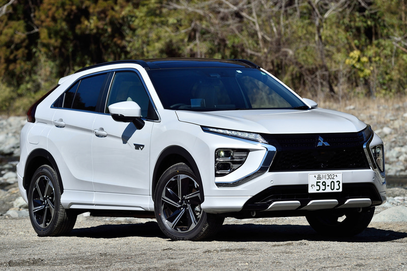 2020年12月の大幅改良により前後オーバーハングが140mm延長され、洗練されたフォルムに仕上げられたエクリプス クロス PHEV。ボディサイズは4545×1805×1685mm（全長×全幅×全高）、ホイールベースは2670mm。PHEVモデルは「M」「G」「P」の3グレードで価格は384万8900円～447万7000円。ガソリンモデルは「M」「G」「G Plus Package」の3グレードで価格は253万1100円～334万6200円