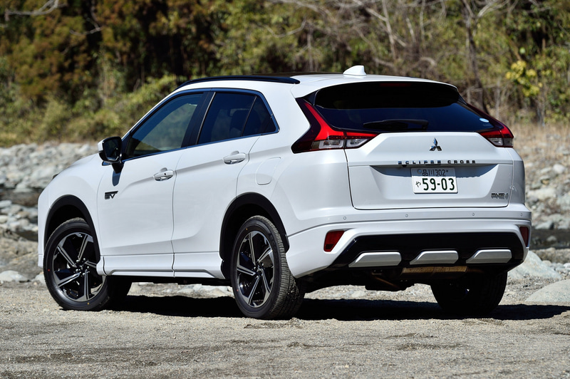 2020年12月の大幅改良により前後オーバーハングが140mm延長され、洗練されたフォルムに仕上げられたエクリプス クロス PHEV。ボディサイズは4545×1805×1685mm（全長×全幅×全高）、ホイールベースは2670mm。PHEVモデルは「M」「G」「P」の3グレードで価格は384万8900円～447万7000円。ガソリンモデルは「M」「G」「G Plus Package」の3グレードで価格は253万1100円～334万6200円