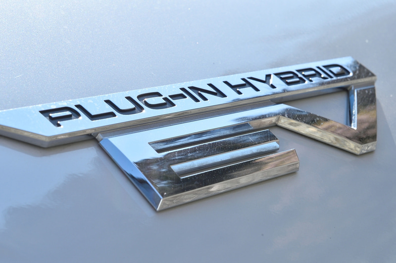 プラグインハイブリッドのロゴが輝く