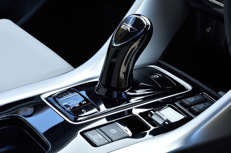 エクリプス クロス PHEVもアウトランダーPHEVと同じくシフトレバー手前に走行モードの切り替えを配置する