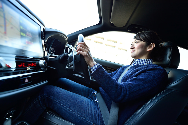 アウトランダーPHEVを運転して快適に移動中