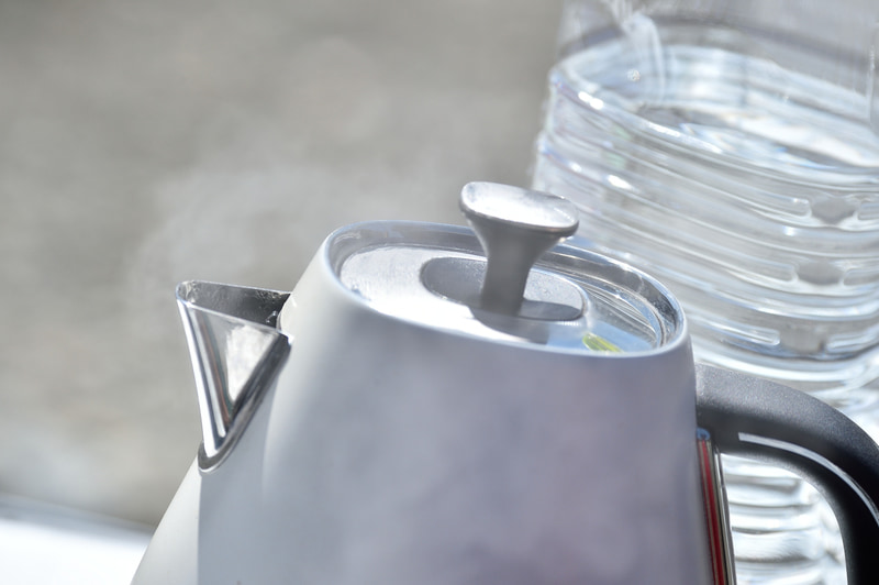 家庭のコンセントと変わらない電源供給力で、電気ポットからあっという間に湯気が出てくる