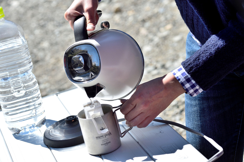 すぐにお湯が沸き、コーヒーにお湯を注ぐといい香りが自然に広がる