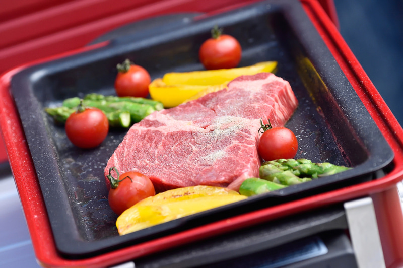 ランチはちょっと豪華にステーキとお野菜。コンパクトなホットプレートを使えば意外に簡単