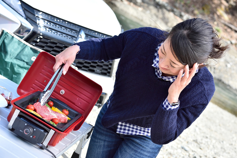 クルマからの電源供給というと少し不安な印象があるかもしれないが、熱量は十分。しっかり火（熱）が通って焼き目もバッチリ。自然の中だとおいしさは倍増！　ただし、使用する電気製品に付属する取扱説明書や製品に記載されている注意事項をしっかりと確認した上で使用することと、消費電力が1500Wを超えると給電停止または出力が低下する場合もある。また、ACコンセントのたこ足配線は厳禁となっているのでくれぐれもご注意いただきたい