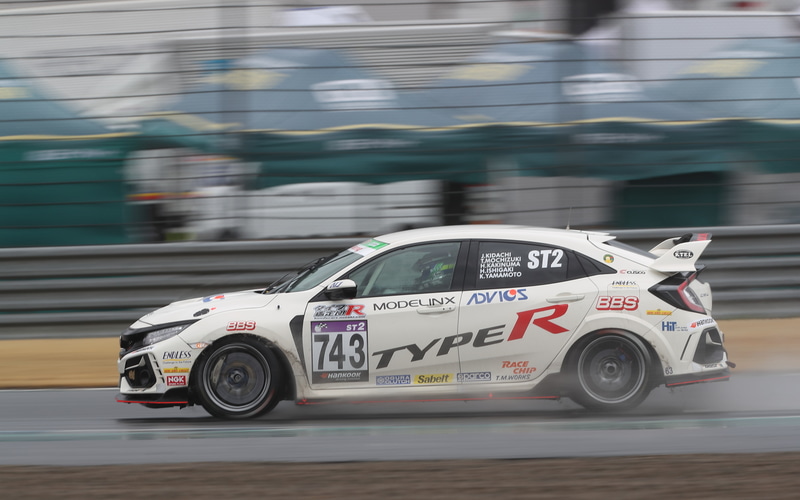 決勝レースを走るシビック TYPE R（FK8）はほとんどノーマルになっている