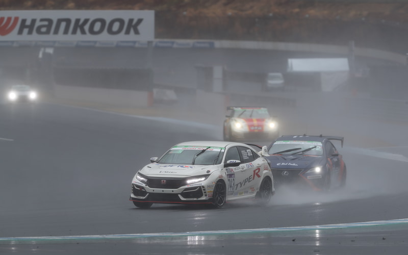 レースでは同じST2クラスのスバル WRX STIとバトルというシーンも