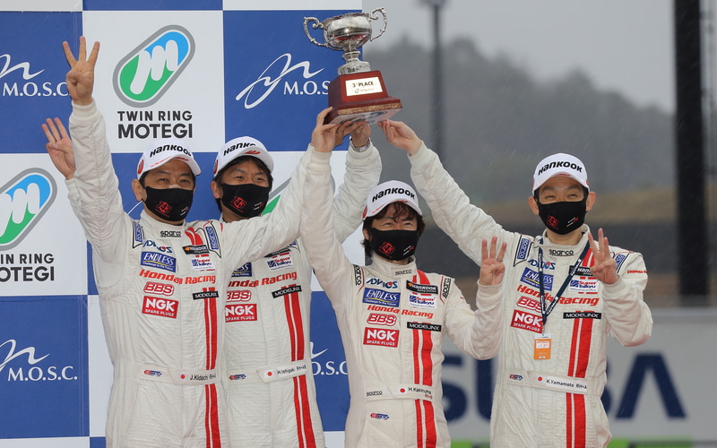 3位表彰台を喜ぶ43号車 Honda R&D Challenge FK8のクルー