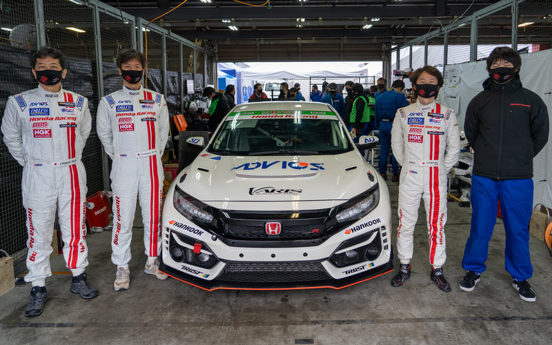 ホンダ社員の「課外活動」となる「HONDA R&D Challenge」のメンバー。左から本田技研工業株式会社 広報部 木立純一氏、本田技術研究所 先進パワーユニット・エネルギー研究所 先進PU研究担当 兼 開発ドライバー育成担当 石垣博基選氏、本田技研工業株式会社 四輪事業本部 ものづくりセンター 完成車開発統括部 開発車両三部 開発管理課 チーフエンジニア 柿沼秀樹氏、本田技研工業株式会社 四輪事業本部 ものづくりセンター 完成車開発統括部 開発車両三部 車両運動性能開発課 アシスタントチーフエンジニア 後藤有也氏