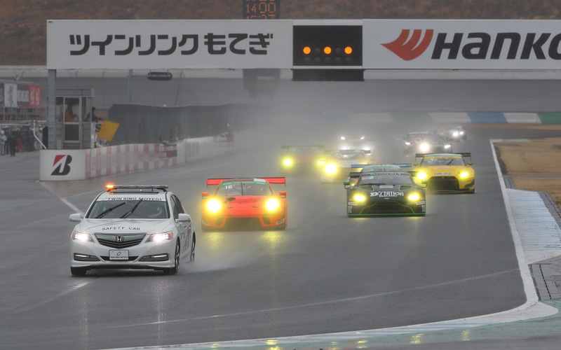 雨のレースとなった開幕戦のスタート