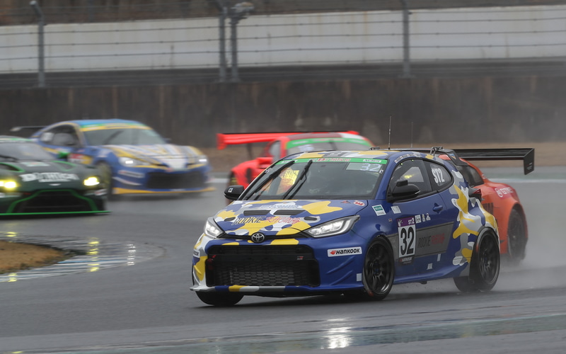 スタートドライバーの佐々木雅弘選手が猛烈な追い上げ