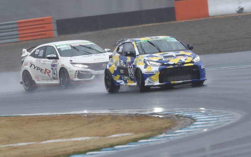 同じST-2クラスの車両をオーバーテイクし、一時はトップに返り咲くが、最終的にはトラブルでピットイン。順位を6位まで下げて赤旗を迎えた