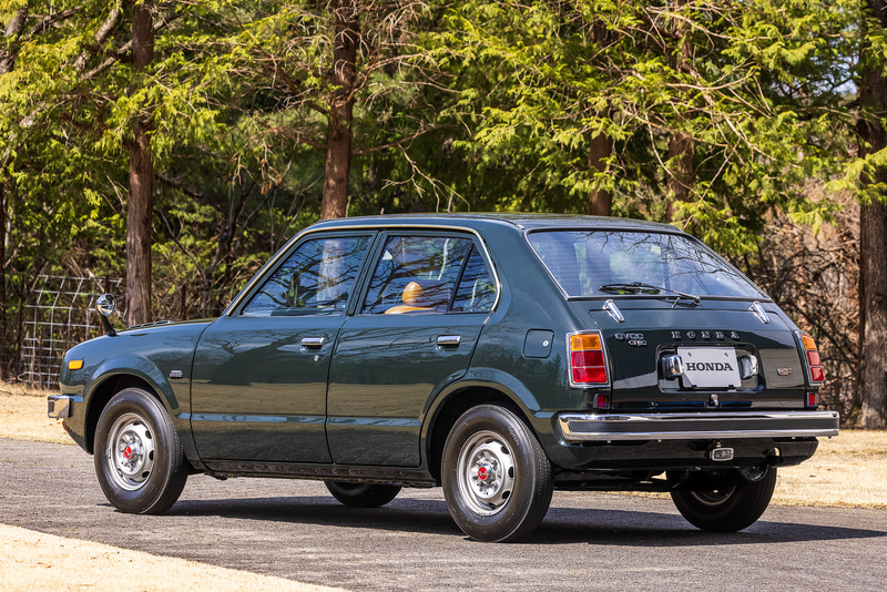 初代シビックのボディサイズは3405×1505×1325mm（全長×全幅×全高）。台形のゲンコツフォルムが特徴的。当時の販売価格は42万5000円～97万1000円（税別）