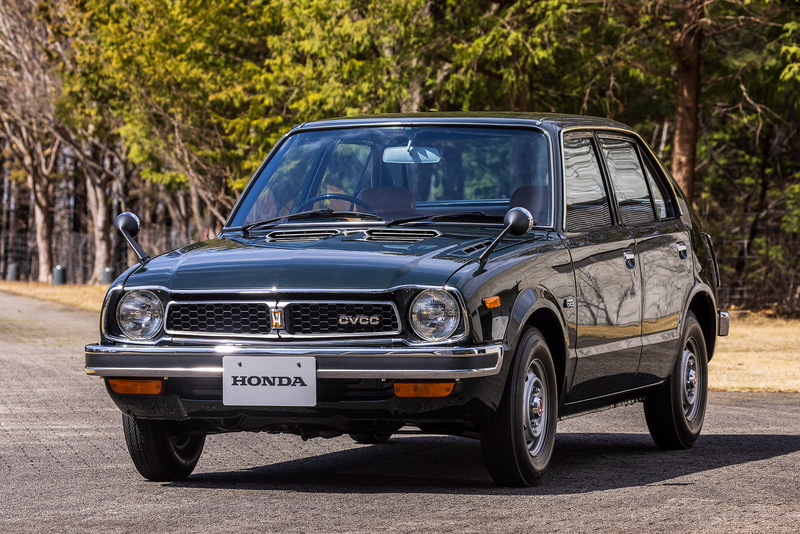 初代シビックのボディサイズは3405×1505×1325mm（全長×全幅×全高）。台形のゲンコツフォルムが特徴的。当時の販売価格は42万5000円～97万1000円（税別）