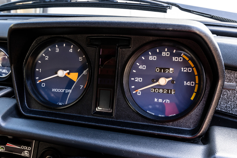 インパネ上部を視認系、下部を操作系とし、機能を明快に分けたシンプルデザインが特徴。人の居住空間を最大にしたほか、視界に優れるキャビンデザインを用いた