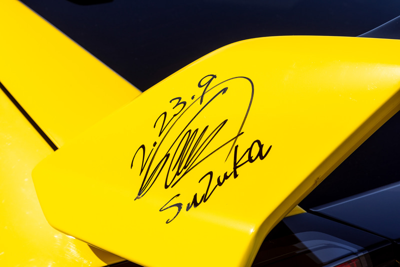 鈴鹿タイムアタック車両に入れられる伊沢拓也選手のサイン