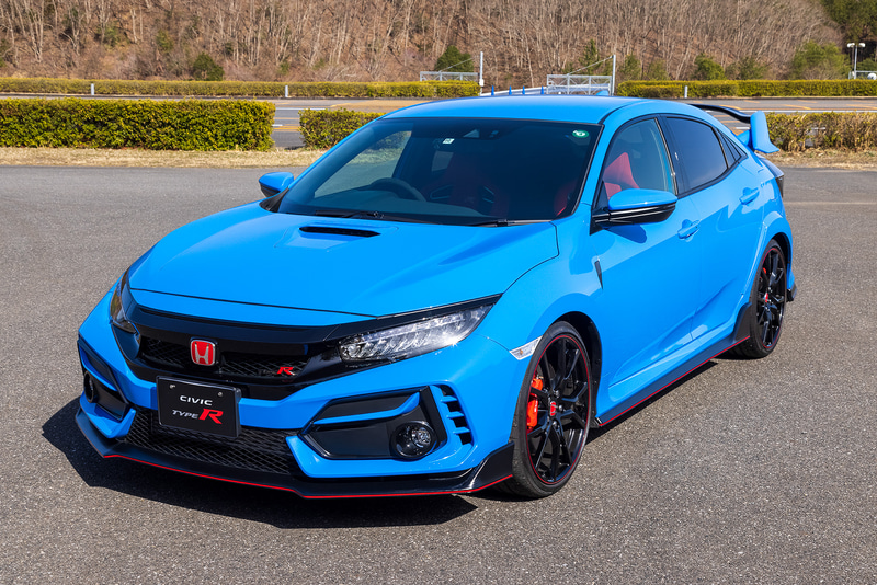 こちらは標準モデルの「シビック TYPE R」（475万2000円）。新しいシビック TYPE Rでは、サーキット性能の進化を目指してフロントグリルの開口面積を従来のモデルから大きくすることによる冷却性能の向上と、フロントバンパーエアスポイラーの形状変更などで従来モデル以上のダウンフォースレベルを実現。また、2ピースフローティングディスクブレーキを採用することで、サーキット走行時のブレーキフィールを向上させている
