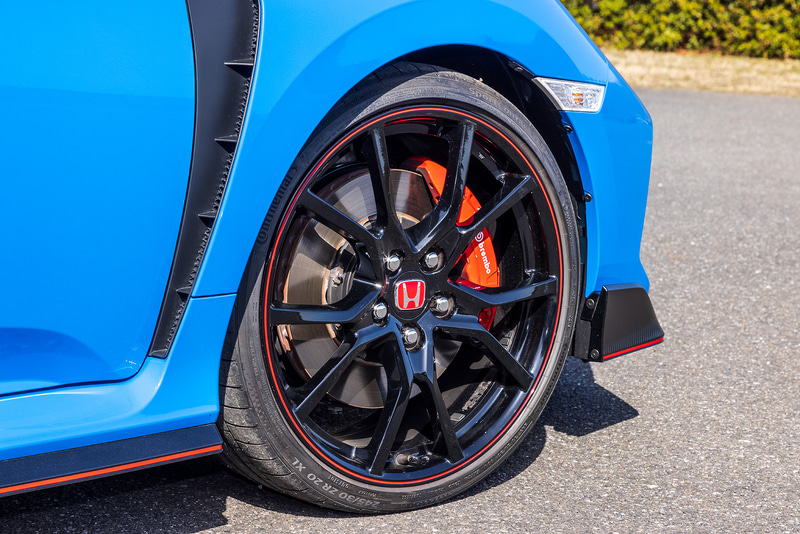 こちらは標準モデルの「シビック TYPE R」（475万2000円）。新しいシビック TYPE Rでは、サーキット性能の進化を目指してフロントグリルの開口面積を従来のモデルから大きくすることによる冷却性能の向上と、フロントバンパーエアスポイラーの形状変更などで従来モデル以上のダウンフォースレベルを実現。また、2ピースフローティングディスクブレーキを採用することで、サーキット走行時のブレーキフィールを向上させている