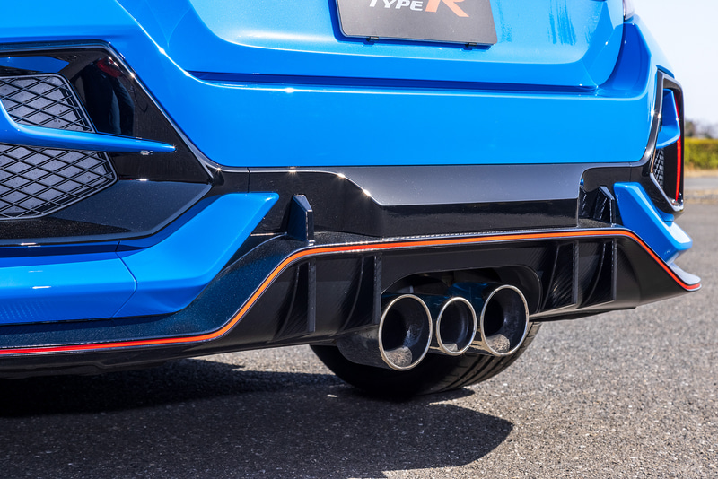 こちらは標準モデルの「シビック TYPE R」（475万2000円）。新しいシビック TYPE Rでは、サーキット性能の進化を目指してフロントグリルの開口面積を従来のモデルから大きくすることによる冷却性能の向上と、フロントバンパーエアスポイラーの形状変更などで従来モデル以上のダウンフォースレベルを実現。また、2ピースフローティングディスクブレーキを採用することで、サーキット走行時のブレーキフィールを向上させている