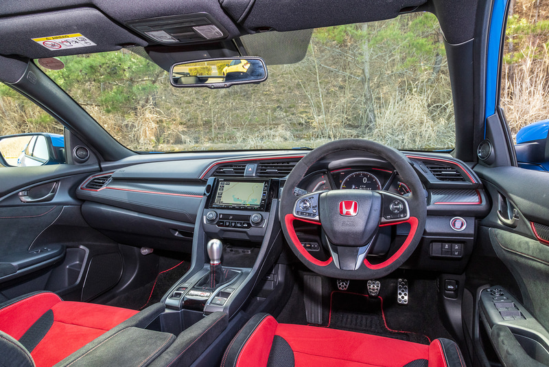 インテリアではステアリング表皮にアルカンターラを採用し、握りの質感とフィット感を向上。また、シフトノブをティアドロップ形状に変更して優れた操作精度を実現し、ドライバーと車両の一体感を一層高めている