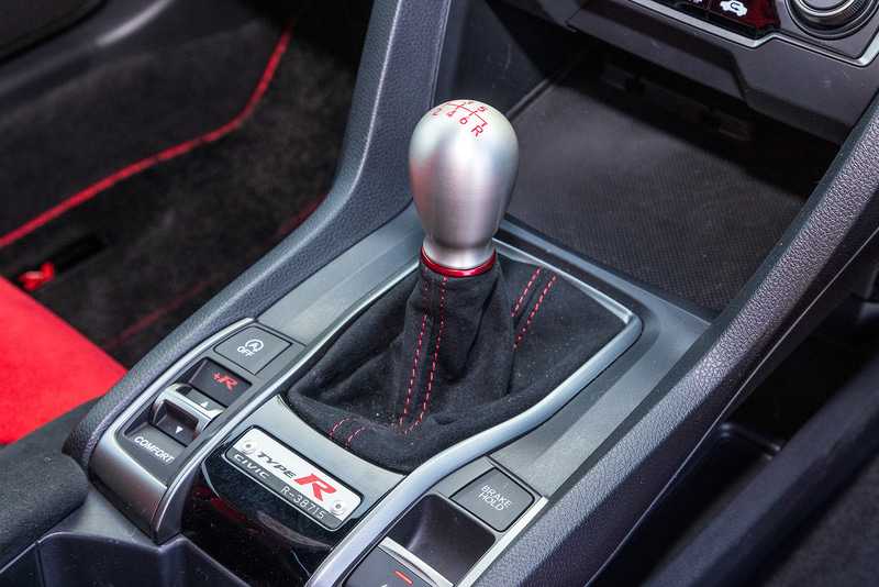 インテリアではステアリング表皮にアルカンターラを採用し、握りの質感とフィット感を向上。また、シフトノブをティアドロップ形状に変更して優れた操作精度を実現し、ドライバーと車両の一体感を一層高めている