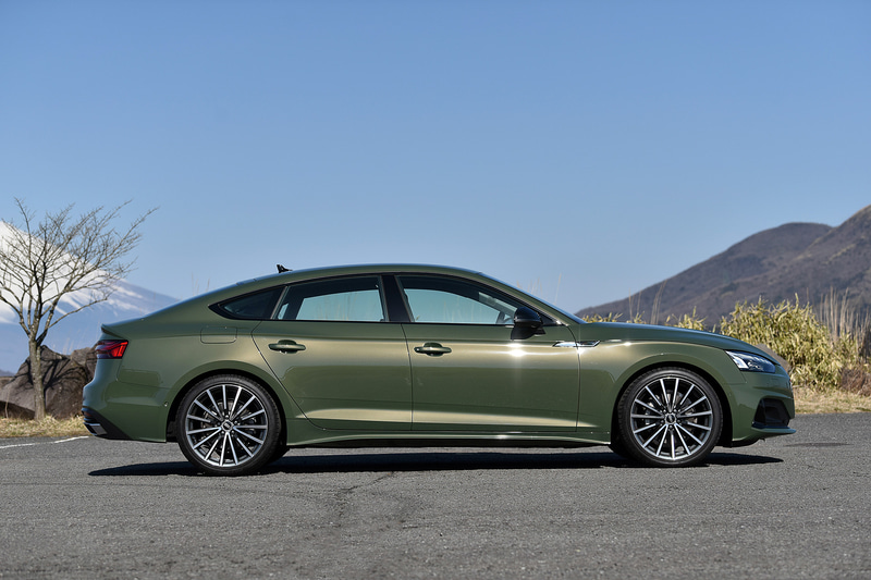 ボディサイズは4755×1845×1390mm（全長×全幅×全高）、ホイールベースは2825mm、車両重量は1680kg。ベース価格は643万円で、ボディカラーやサスペンション、スタイリングパッケージ、3Dアドバンスとサウンドシステムなど145万円のオプション品を装備している