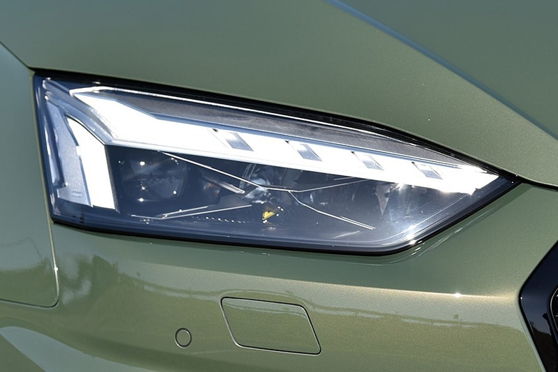 オプションのレーザーライトパッケージ装着によりマトリクスLEDヘッドライトにレーザーハイビームも装備。車速が約70km/hからLEDハイビームを補完させ、照射距離がおよそ2倍まで伸びる