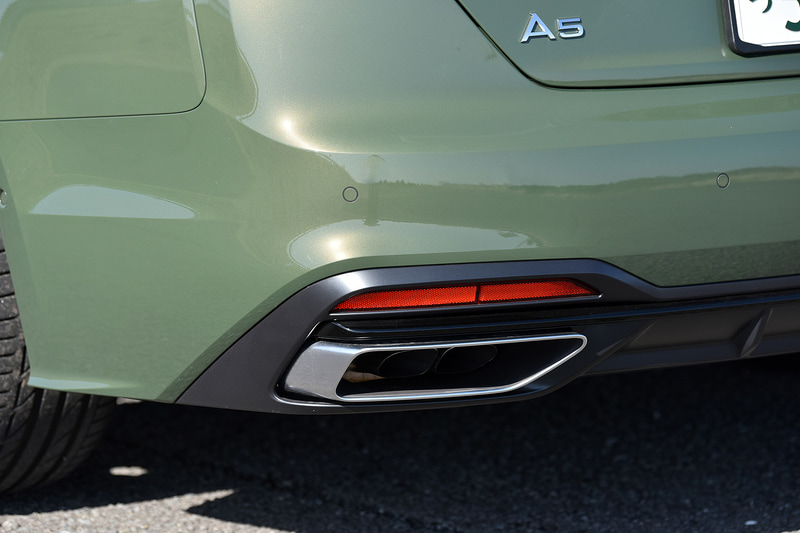 マフラーエンドはリアバンパーにビルトインされている