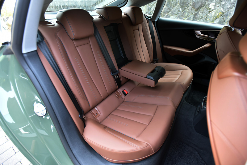 内装はオプションのラグジュアリーパッケージが装備されシートやドア内装がパーシャルレザーに。また、フロントシートはスポーツシートとなっている