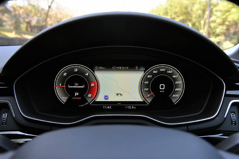 運転席のメーターには高解像度12.3インチカラー液晶フルデジタルディスプレイに、さまざまな情報を表示するバーチャルコクピットプラスを搭載。「VIEW」ボタンを押すことでメーター表示を小さくし、MMIナビゲーションのコンテンツや3D地形図などを大きく表示させることも可能