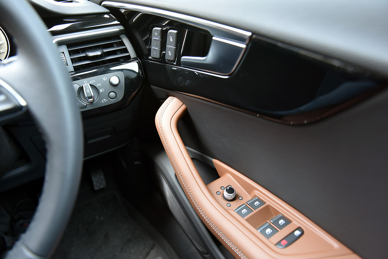 フロントシートはシートヒーターを標準装備。また運転席はメモリー機能も完備する