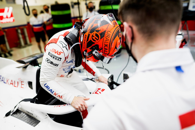 ニキータ・マゼピン選手のヘルメットやレーシングスーツの腕にBuzzグループのロゴが入る