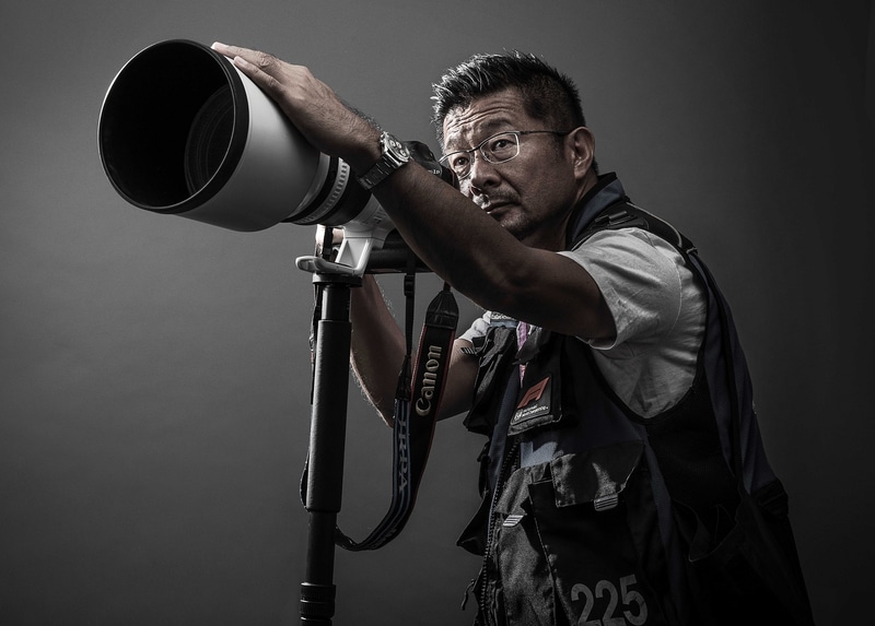 F1カメラマン 熱田護（あつた まもる）。1963年三重県鈴鹿市生まれ。東京工芸大学短期大学部写真技術科卒業。1985年ヴェガインターナショナル入社。坪内隆直氏に師事し、2輪世界GPを転戦。1991年よりフリーランスとしてF1をはじめとするモータースポーツや市販車の撮影を行なう。日本レース写真家協会（JRPA）会員、日本スポーツ写真協会（JSPA）会員