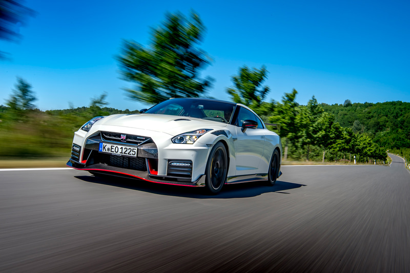 「NISSAN GT-R NISMO」。国内最高峰のSUPER GTレースをはじめ世界のGTレースで数多くの実績を積み重ねてきたGT-R NISMO。その戦いにおけるノウハウの蓄積、そして、たゆまない技術の研鑽から2020年モデルのGT-R NISMOは生まれた。2018年のGT3レーシングカーから使用されている新型のターボチャージャーを採用し、アクセルを踏み込んだ際の加速レスポンスを向上。また、新開発の超高性能カーボンセラミックブレーキは、世界トップクラスの制動性能、サーキットにおける高Gでの効きのよさと一般道などでの低Gでのコントロール性の両立を実現。さらに車両の軽量化、空力性能の向上などによりコーナリング性能も大きく向上させた。「NISSAN GT-R NISMO」は、超高次元のトータルバランスで、究極のドライビングプレジャーを提供する