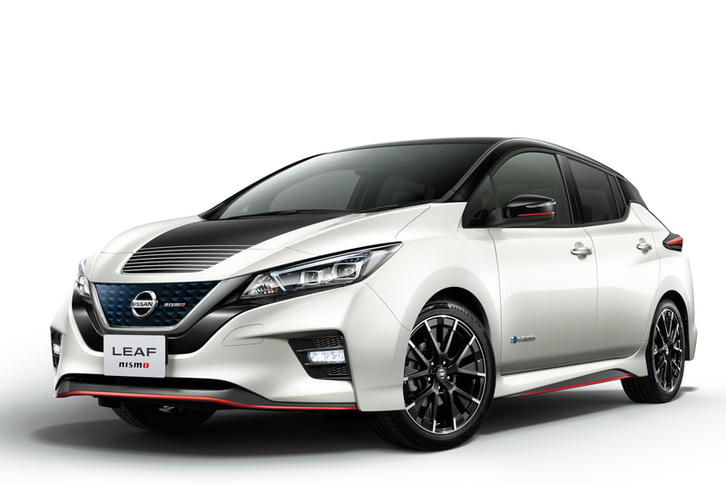「NISSAN LEAF NISMO」は電気自動車ならではのダイレクトで俊敏な加速やスムースでのびやかな走りに、NISMOがさらなる磨きをかけて新次元のスポーツドライブフィールを実現したモデル。欧州テイストのクイックなステアリングレシオを採用するとともに、それに合わせたサスペンションのスプリング、ショックアブソーバー、バンパーラバーにもチューニングを施すことにより、高い直進安定性とハンドリング性能を実現。さらに、より力強い加速感を楽しめるようコンピューター(VCM)を専用チューニング。特にドライブモードのBレンジでは、立ち上がりの速さをNISSAN LEAFの約2倍に高めた。この車両は、前席にオプションのレカロシートを装着しドライバーの着座安定性を向上させ、電気自動車のスポーツドライビングを楽しめるモデルに仕上げた