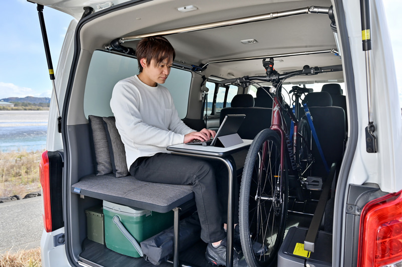 「NV350 CARAVAN ES MOBILITY CONCEPT」は日産とトランスポータープロショップであるOGUshowとのコラボレーションにより、NV350キャラバンをベース車両として、いま注目されている「ワーケーション」を想定し、時間に縛られず、仕事場と遊び場を自由につなぐためのカスタマイズを施したコンセプトカー。車両には現在企画中のアクセサリー商品のプロトタイプも搭載し、クルマの機能の新しい可能性を提案する