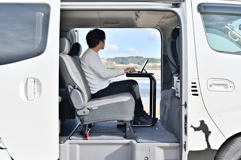 「NV350 CARAVAN ES MOBILITY CONCEPT」は日産とトランスポータープロショップであるOGUshowとのコラボレーションにより、NV350キャラバンをベース車両として、いま注目されている「ワーケーション」を想定し、時間に縛られず、仕事場と遊び場を自由につなぐためのカスタマイズを施したコンセプトカー。車両には現在企画中のアクセサリー商品のプロトタイプも搭載し、クルマの機能の新しい可能性を提案する