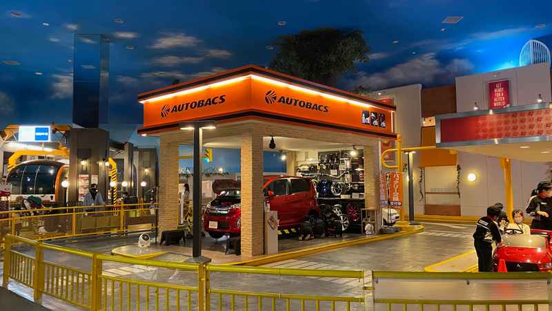 見慣れたオレンジ色の看板は、「カーライフサポートセンター」として自動車整備士の仕事が体験できるアクティビティ。タイヤやバッテリー交換などをして、エンジンの調子を整えるんだそうです。オートバックスのツナギを着た子供たちがなんとも愛らしく、これも娘にやってほしかったなぁ