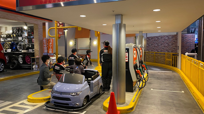 娘も体験した出光のガソリンスタンド。まずは元気な笑顔とあいさつでお客さまをお迎えすることが大事、と言うだけあって、みんな大きな声で「いらっしゃいませ」と言っていたのが印象的でした。実際のガソリンスタンドも、元気に出迎えてもらうとこちらまで明るい気持ちになりますよね。今さらながら、ガソリンスタンドはクルマに給油するだけでなく、ドライバーのメンタルを支える役割もあるのかなと、新たな発見をもらった私でした