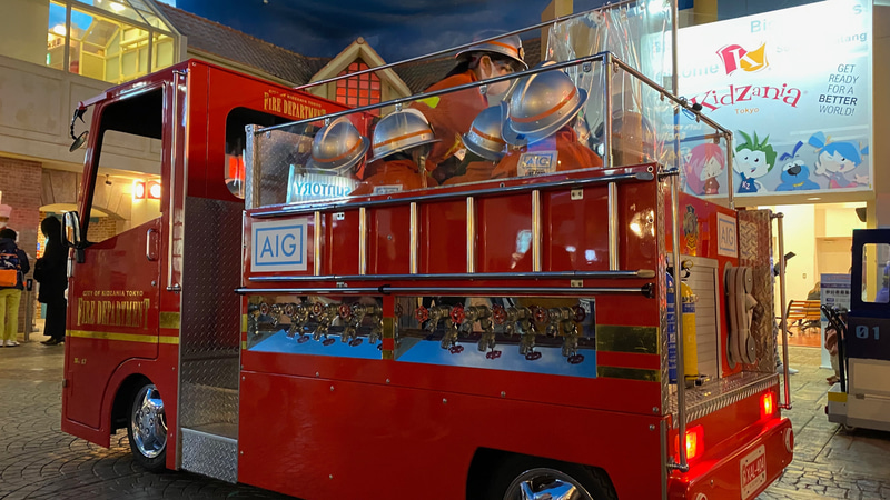 子供たち垂涎の働くクルマ、消防車。ミニサイズですが、ウ～カンカンとサイレンを鳴らしながら、火事現場まで園内を走ります。乗り込んだ3歳の甥っ子はもう、得意満面。でも、命がけで働く消防士の緊張感も少し、感じ取ってもらえたのかなと思います