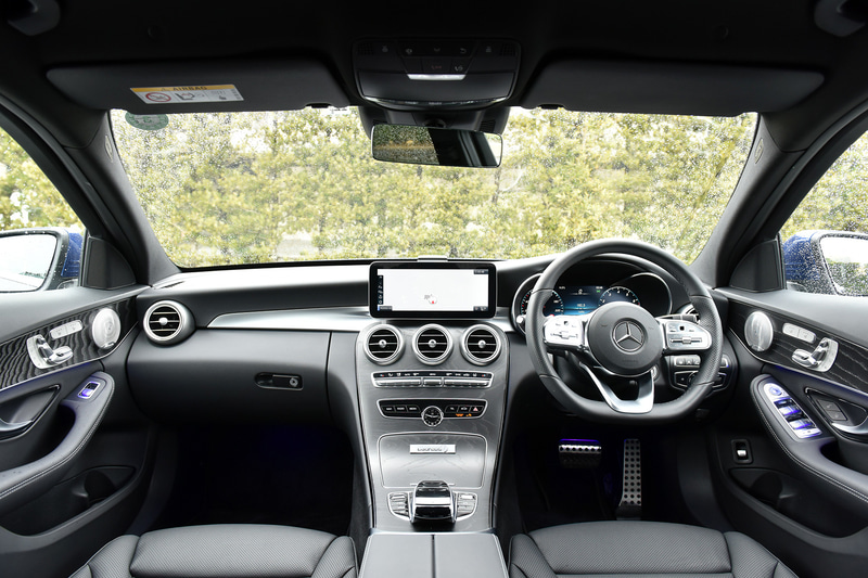 Cクラス専用デザインのコクピットディスプレイやブラックアッシュウッドインテリアトリムブラックを採用するLaureus Editionのインテリア。オプションで上質な本革シート、快適性を高めるシートベンチレーター（前席）、Burmesterサラウンドサウンドシステム、エアバランスパッケージ（空気清浄機能、パフュームアトマイザー付）などをセットにした「レザーエクスクルーシブパッケージ」（46万4000円）が付く