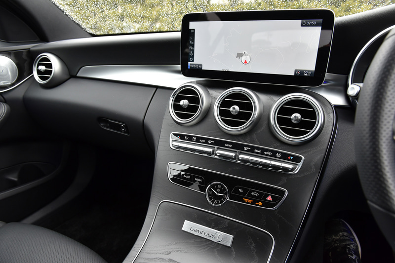 Cクラス専用デザインのコクピットディスプレイやブラックアッシュウッドインテリアトリムブラックを採用するLaureus Editionのインテリア。オプションで上質な本革シート、快適性を高めるシートベンチレーター（前席）、Burmesterサラウンドサウンドシステム、エアバランスパッケージ（空気清浄機能、パフュームアトマイザー付）などをセットにした「レザーエクスクルーシブパッケージ」（46万4000円）が付く