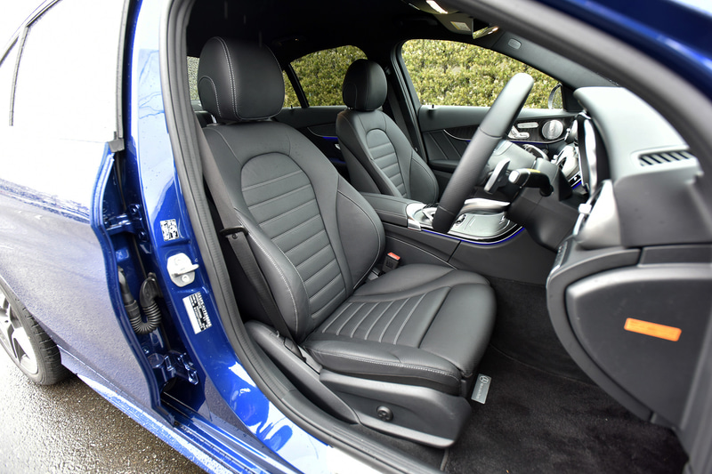 Cクラス専用デザインのコクピットディスプレイやブラックアッシュウッドインテリアトリムブラックを採用するLaureus Editionのインテリア。オプションで上質な本革シート、快適性を高めるシートベンチレーター（前席）、Burmesterサラウンドサウンドシステム、エアバランスパッケージ（空気清浄機能、パフュームアトマイザー付）などをセットにした「レザーエクスクルーシブパッケージ」（46万4000円）が付く