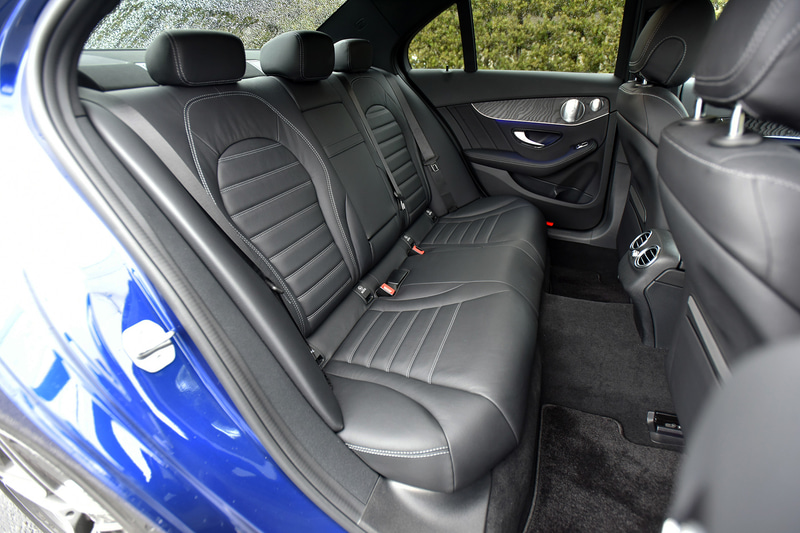 Cクラス専用デザインのコクピットディスプレイやブラックアッシュウッドインテリアトリムブラックを採用するLaureus Editionのインテリア。オプションで上質な本革シート、快適性を高めるシートベンチレーター（前席）、Burmesterサラウンドサウンドシステム、エアバランスパッケージ（空気清浄機能、パフュームアトマイザー付）などをセットにした「レザーエクスクルーシブパッケージ」（46万4000円）が付く