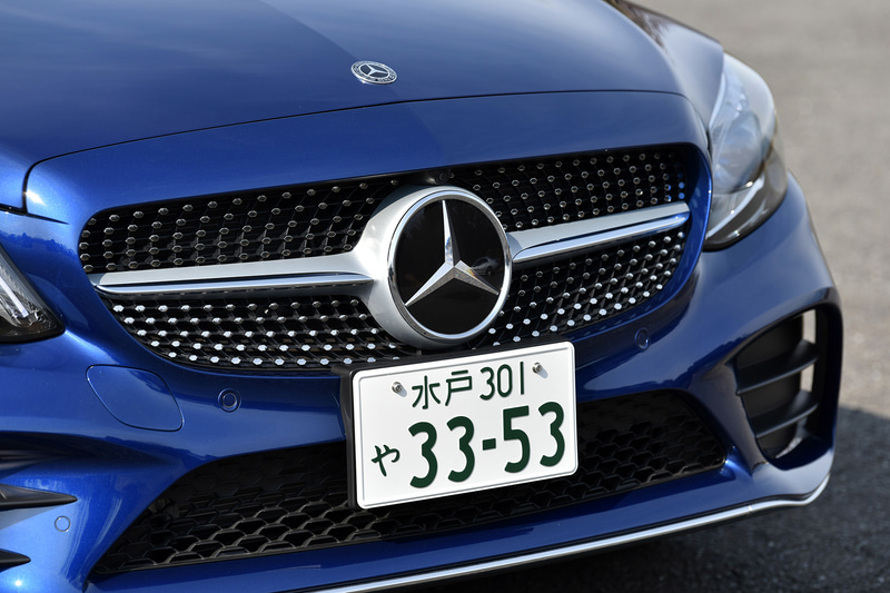 マルチビームLEDヘッドライトや18インチAMGアルミホイール＆ブリヂストン「ポテンザ S001」などを装着。その奥にはMercedes-Benzロゴ付ブレーキキャリパーやドリルドベンチレーテッドディスク（フロント）が見える