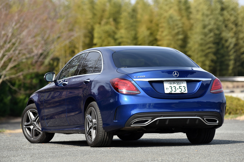 今回試乗したのはブリリアントブルーの「C 200 Laureus Edition」（613万円）。ボディサイズは4705×1810×1430mm（全長×全幅×全高）、ホイールベースは2840mm