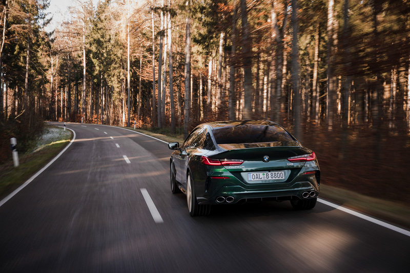 象徴的なオーバル4本出しマフラーが際立つリアビュー